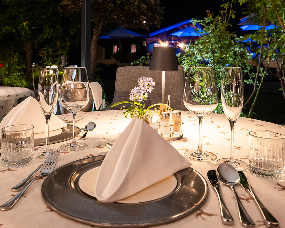 Foto: Gedeckter Sommernachts Terrassentisch für das Abendessen