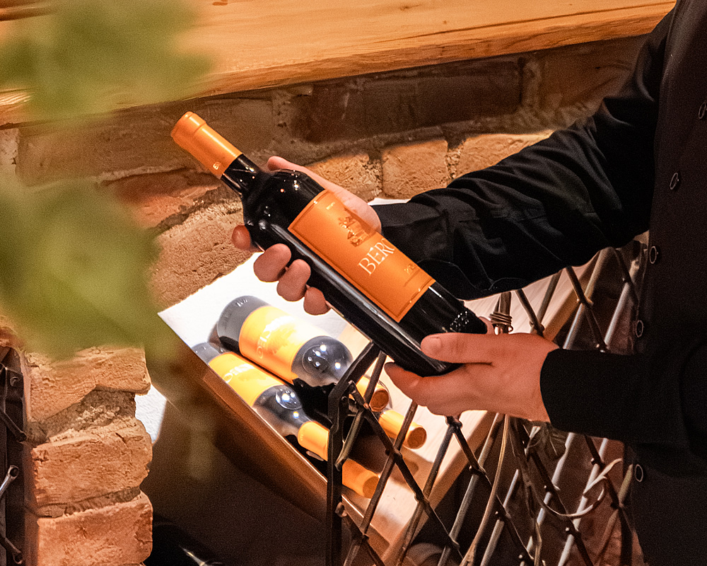 Foto: Wein aus der Vinothek im Alpenhotel Tirolerhof 
