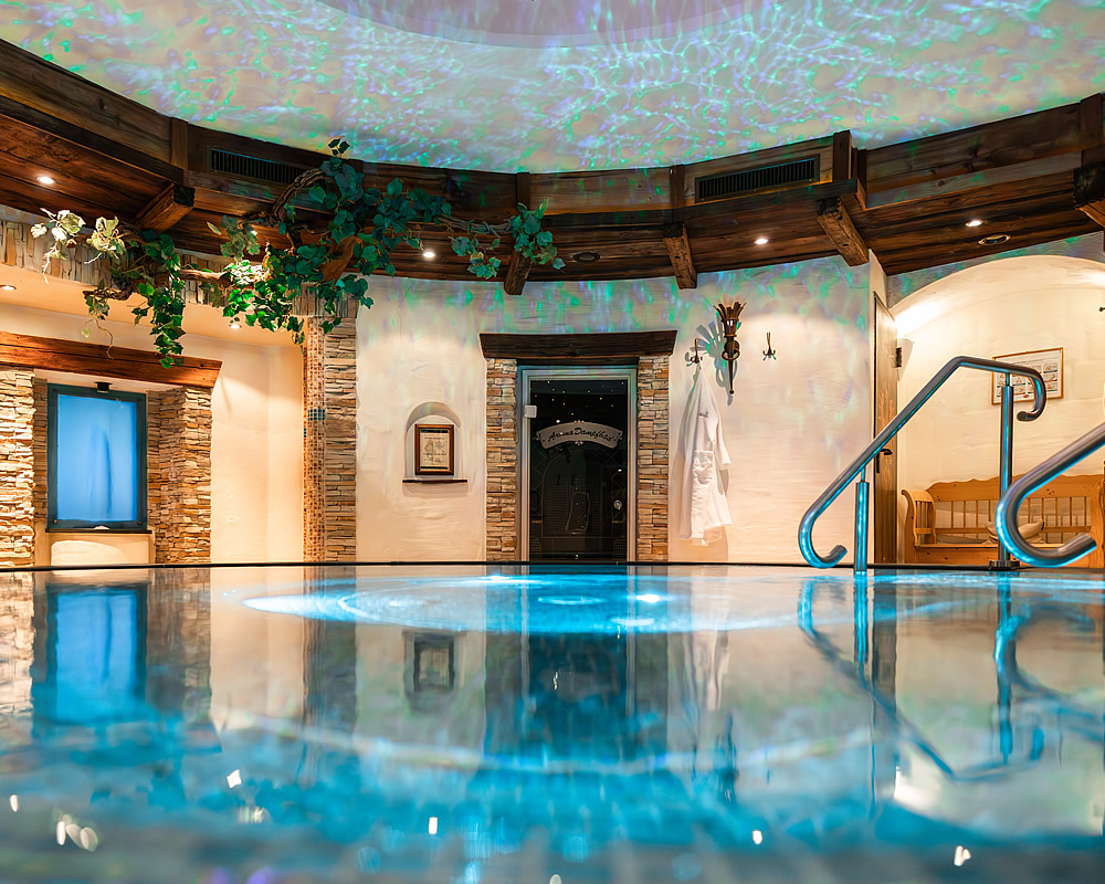 Foto: Zweistöckiger Wellness-/Spabereich im Alpenhotel Tirolerhof in Neustift Tirol mit Whirlpool