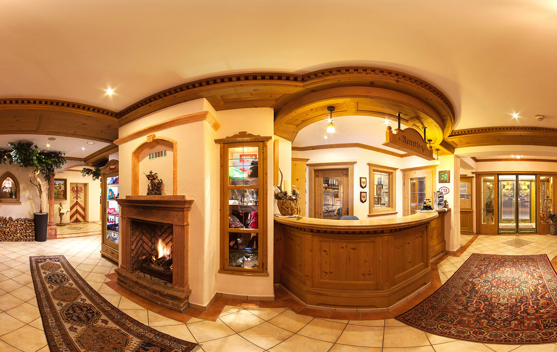 Foto: Hotel Tirolerhof Neustift Tirol Eingang und Rezeptionsbereich mit offenen Kamin