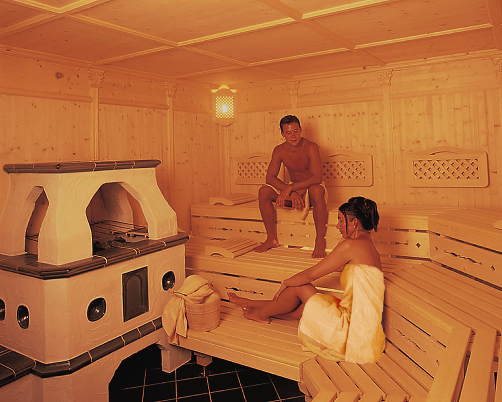 Foto: Pärchen in der Finnischen Stuben Sauna im Alpenhotel Tirolerhof in Neustift Tirol
