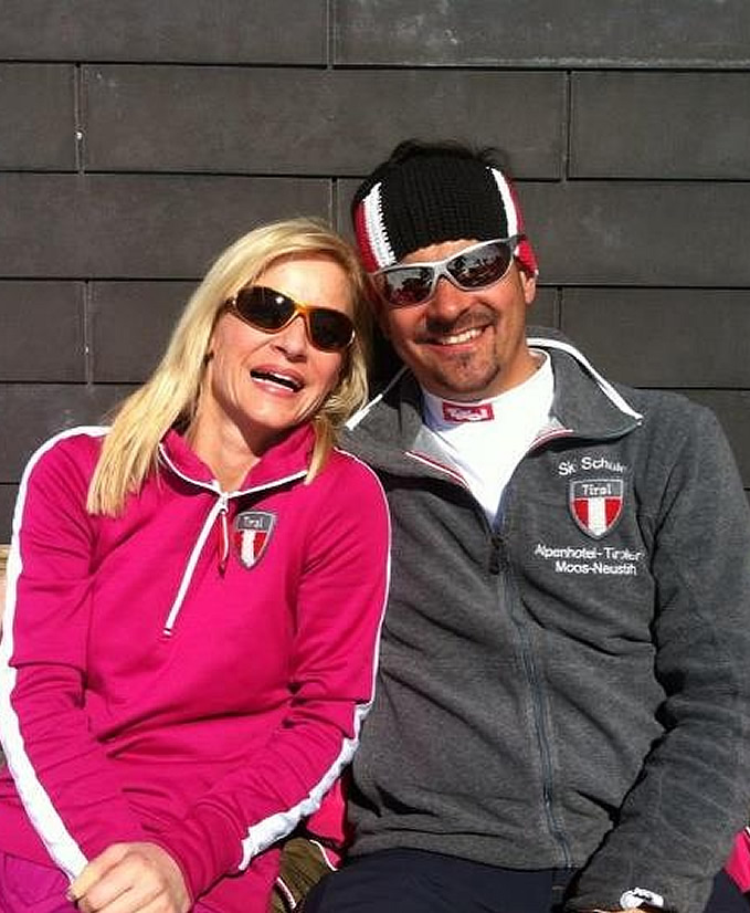 Bild bzw. Foto: Frau und Mann am sonnen an der Hüttenwand im Tirolerhof Neustift Urlaub